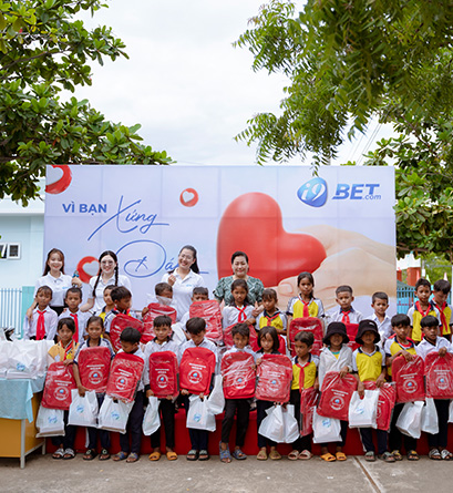 Hình ảnh gà đá cựa sắt kịch tính